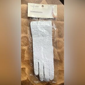 Leg Avenue White Lace Gloves